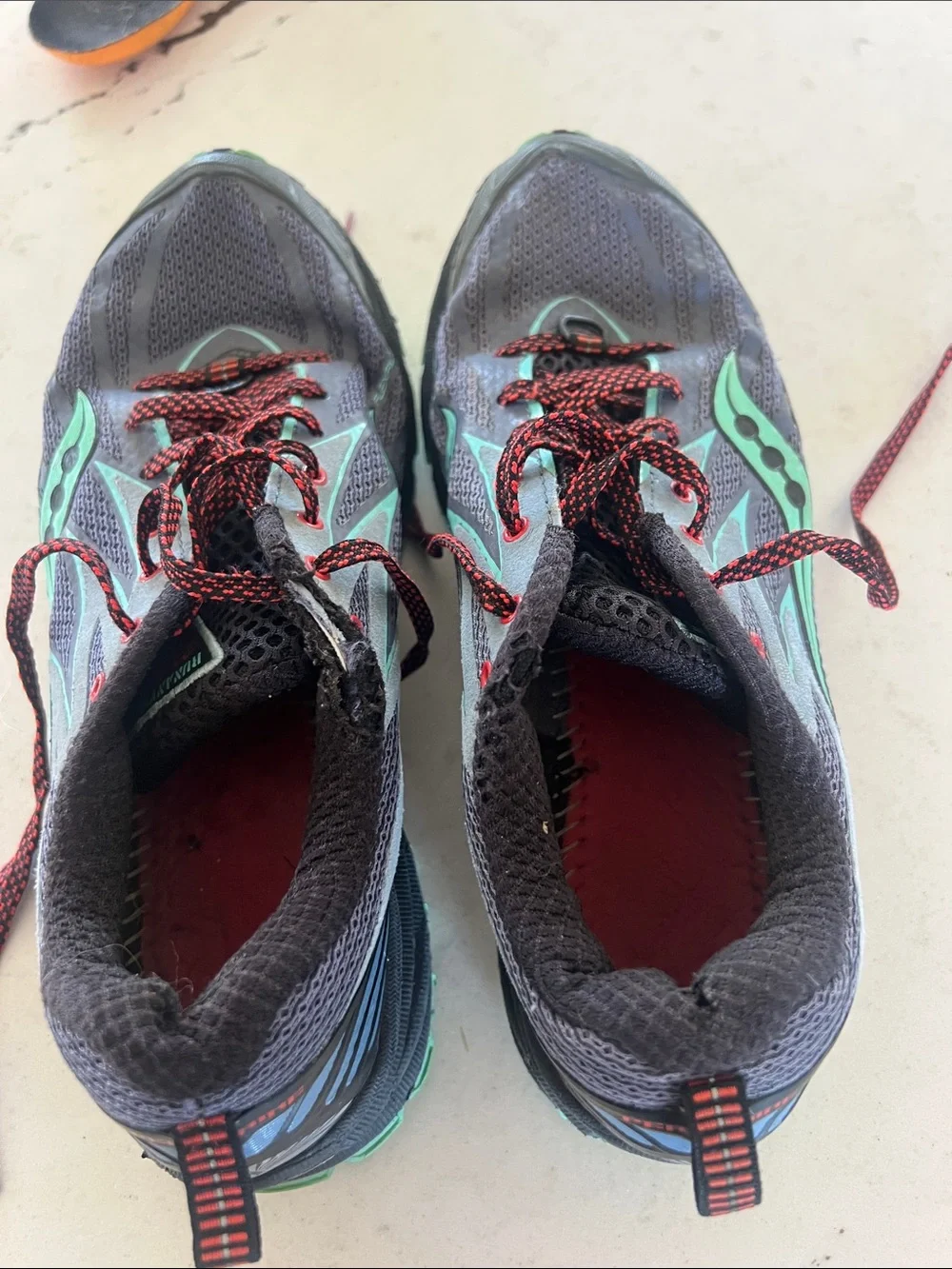 Saucony Peregrine 5 Women's Gray & Mint Green Trail shoe  size 8. Classic shoe.